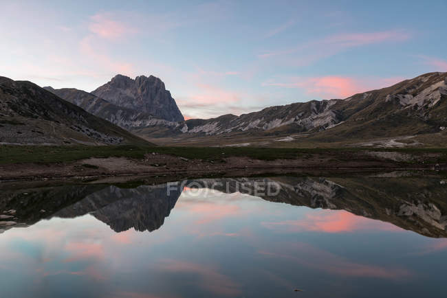 Italien Abruzzo Gran Sasso E Monti Della Laga Nationalpark Plateau Campo Imperatore Corno Grande Spitze Spiegelt Sich Im See Petranzoni Bei Untergang Reise Berg Stock Photo 177546244