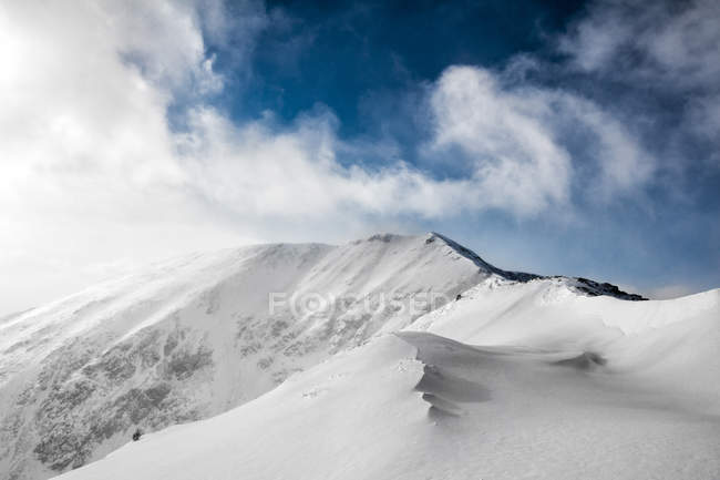 Vista do pico de montanha coberto de neve durante o dia — Fotografia de Stock