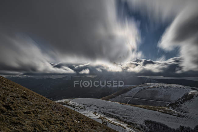 Italia, Umbria, Parco Nazionale dei Monti Sibillini, Nuvole sull'altopiano Piano Grande di Castelluccio di Norcia — Foto stock