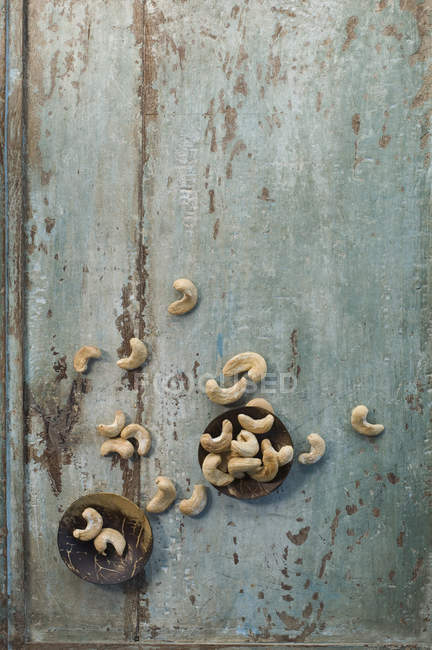 Due ciotole e anacardi su legno — Foto stock