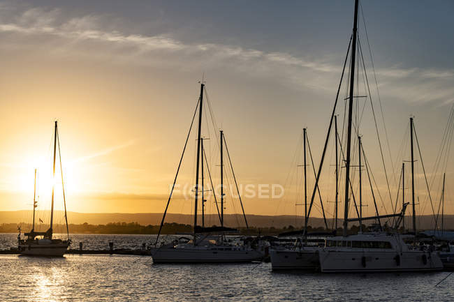 Boote in der Marina bei Sonnenuntergang, Siracusa, Sizilien, Italien — Stockfoto