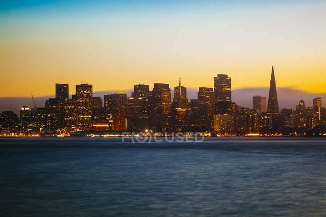 USA, California, San Francisco, skyline di notte sull'acqua — Foto stock