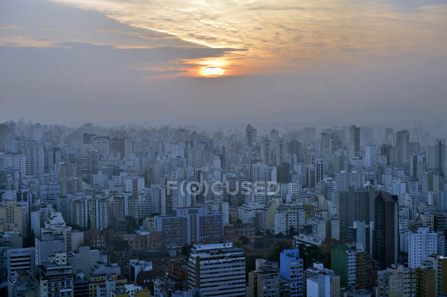 Brasil, Sao Paulo, Distrito de la ciudad República, vista de la ciudad al atardecer - foto de stock