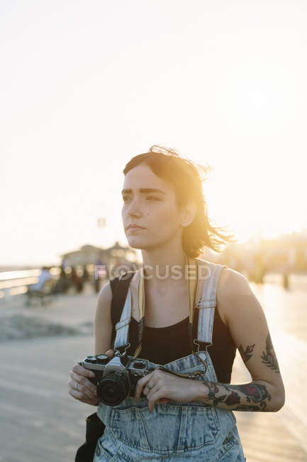 Junge Frau fotografiert bei Sonnenuntergang — Stockfoto