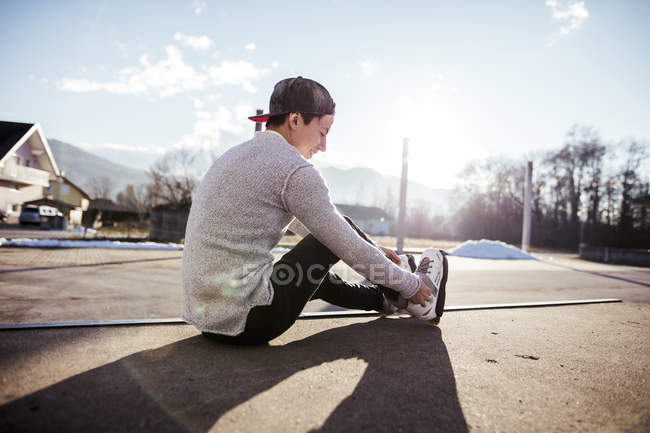 Man putting on inline skates — Stock Photo