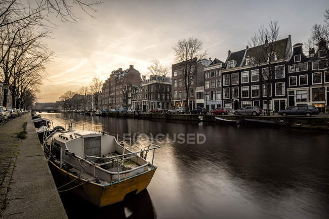 Países Bajos, Holanda, Amsterdam, Canal al atardecer - foto de stock
