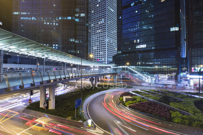 Tráfico nocturno en el centro de Hong Kong, Hong Kong, China - foto de stock