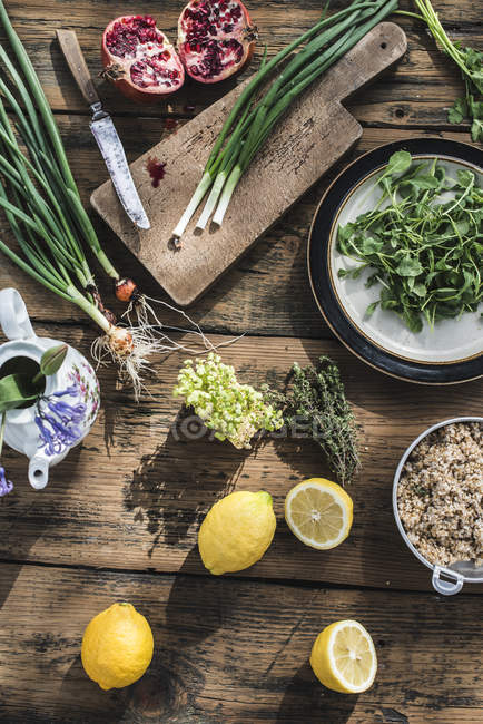 Vue du dessus des différents ingrédients de la salade sur la table en bois — Photo de stock