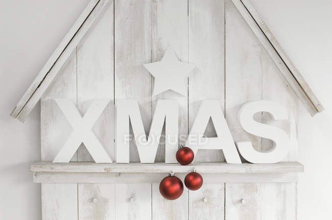 Decoração de Natal com estrela, Natal bugigangas e letras construindo a palavra Xmas — Fotografia de Stock