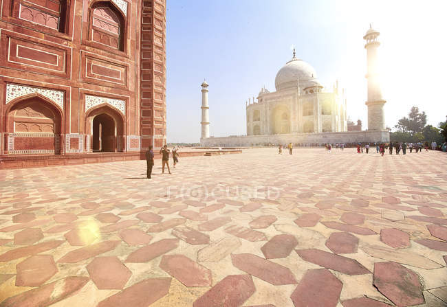 India, Uttar Pradesh, Agra, Taj Mahal and square view — Stock Photo