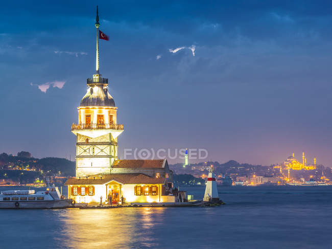 Turkey, Istanbul, illuminated Maidens Tower — Stock Photo