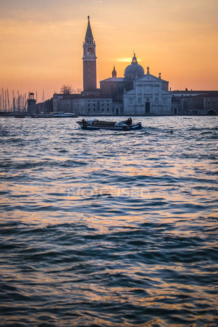Italie, Venise, vue sur San Giorgio Maggiore au crépuscule du matin — Photo de stock