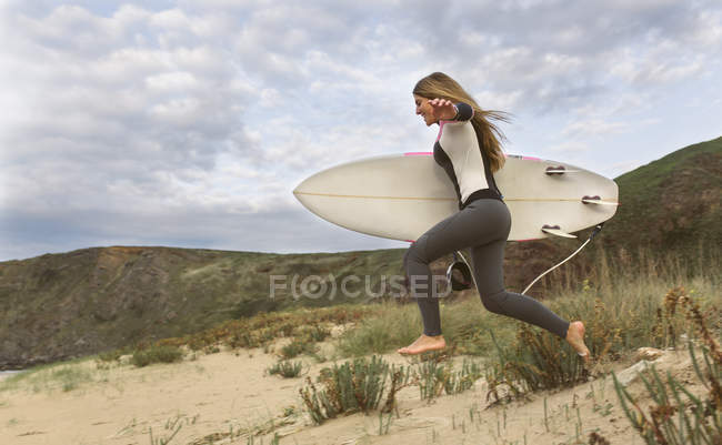 Junge Surferin am Strand — Stockfoto