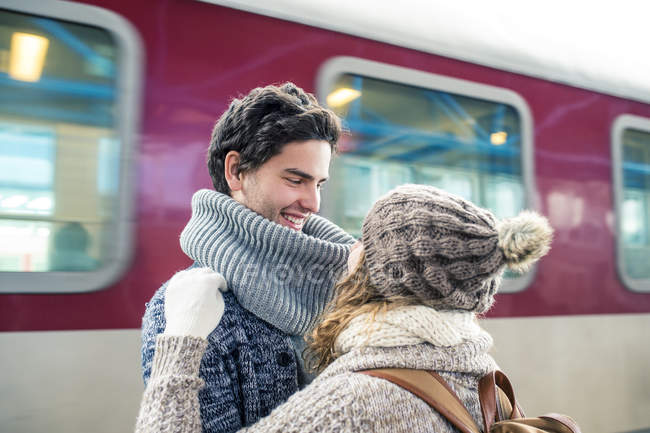 Paar umarmt sich vor Zug — Stockfoto