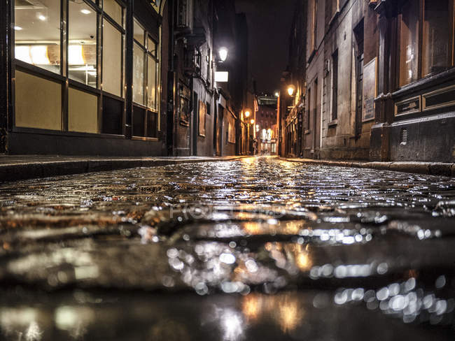 Niveau de surface de l'allée sombre à Dublin et la nuit — Photo de stock