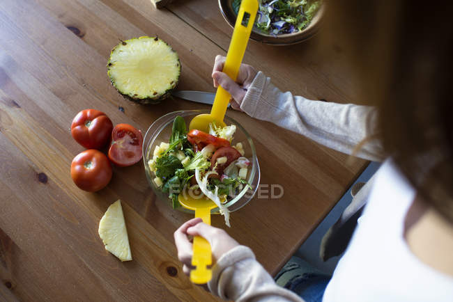 Vue recadrée de jeune femme préparant la salade — Photo de stock