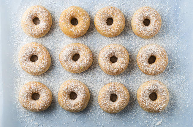 Ciambelle cosparse di zucchero a velo — Foto stock