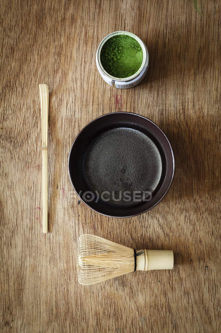 Vista superior de Matcha en polvo con tazón, chasen y chashaku en madera - foto de stock