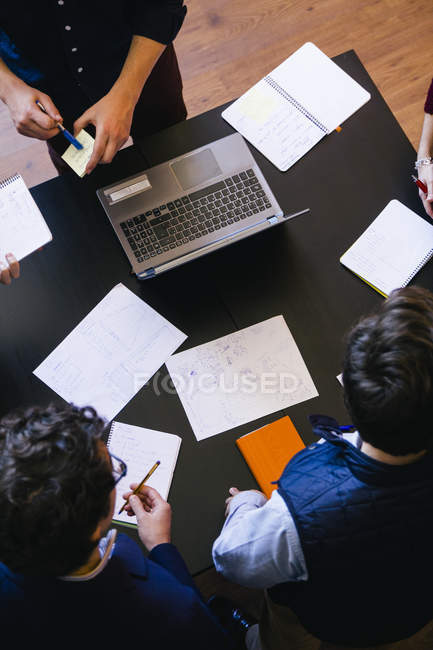 Personnes avec ordinateur portable et papiers sur la table pendant la réunion de travail — Photo de stock