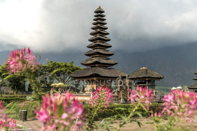Indonesia, Bali, Bedugul, vista a Pura Ulun Danu Bratan durante el día - foto de stock