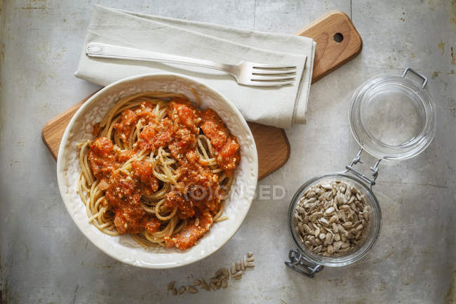 Whole grain spaghetti with vegan Bolognese — Stock Photo