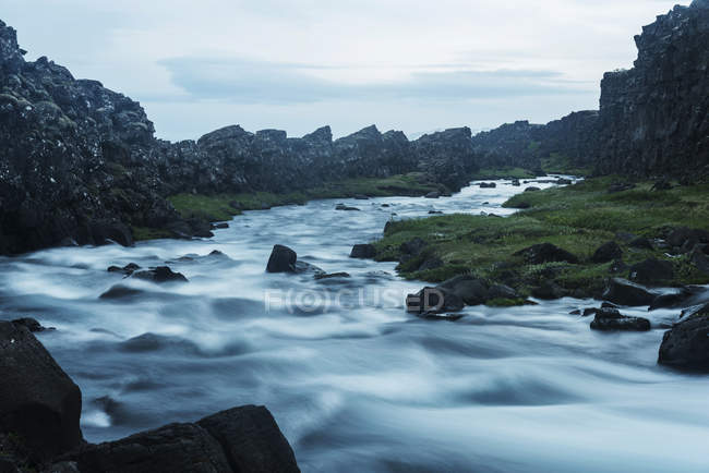 Islandia, Parque Nacional Thingvellir, cataratas en cascada Oexarfoss - foto de stock