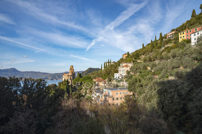 Italia, Liguria, Riviera di Levante, Chiavari y vista de las casas en la colina - foto de stock