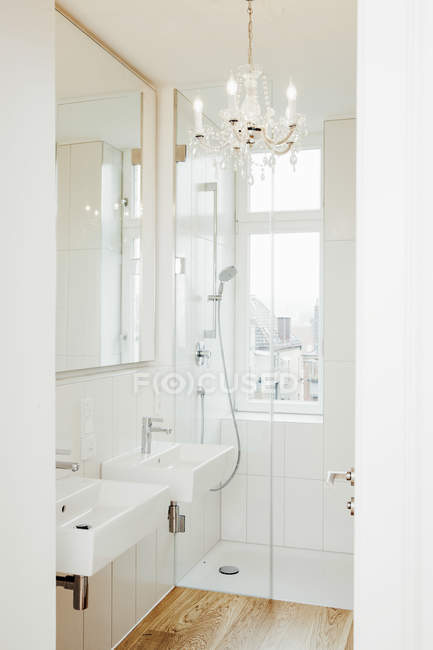 Modern bathroom with chandelier — Stock Photo