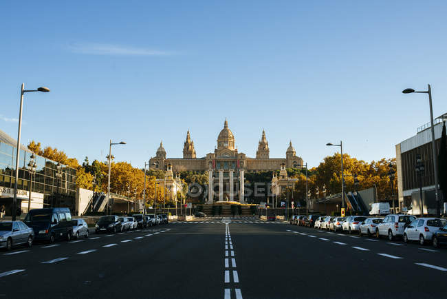 Espanha, Barcelona, Avenida vazia Reina Maria Cristina com Palácio Nacional em segundo plano — Fotografia de Stock
