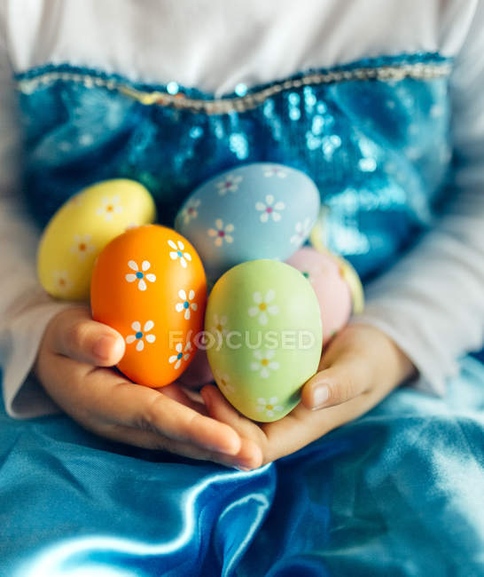 Девушки руки держат окрашенные пасхальные яйца — стоковое фото