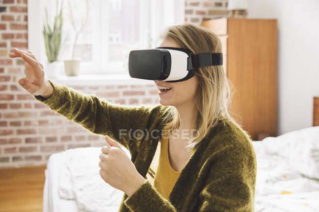Femme portant des lunettes de réalité virtuelle en utilisant ses mains — Photo de stock