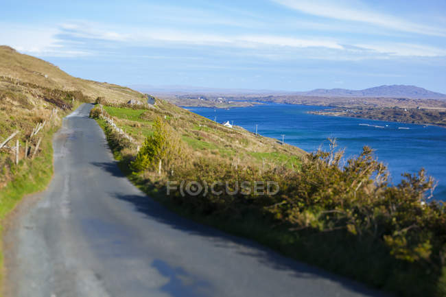 Irlanda, País estrada vazia em Connemara — Fotografia de Stock