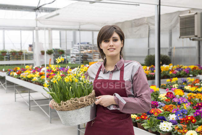 Giardiniere femminile che tiene vaso da fiori — Foto stock