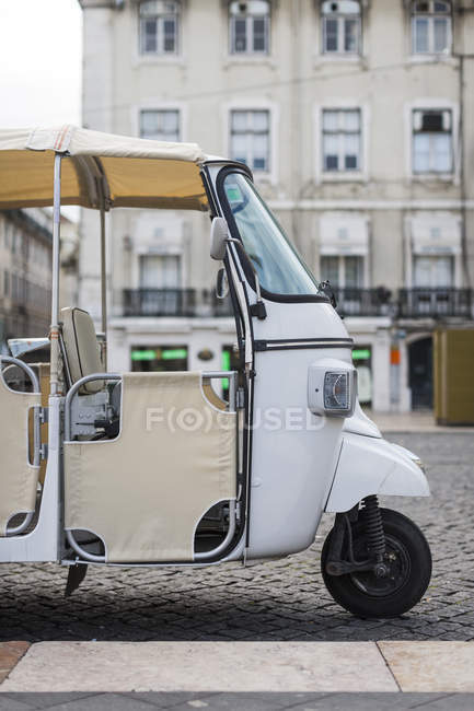 Portugal, Lisbonne, Moto Taxi dans la rue — Photo de stock