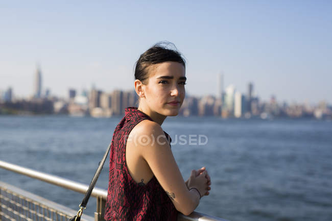США, Нью-Йорк, Williamsburg, портрет молодої жінки, спершись на перила — стокове фото