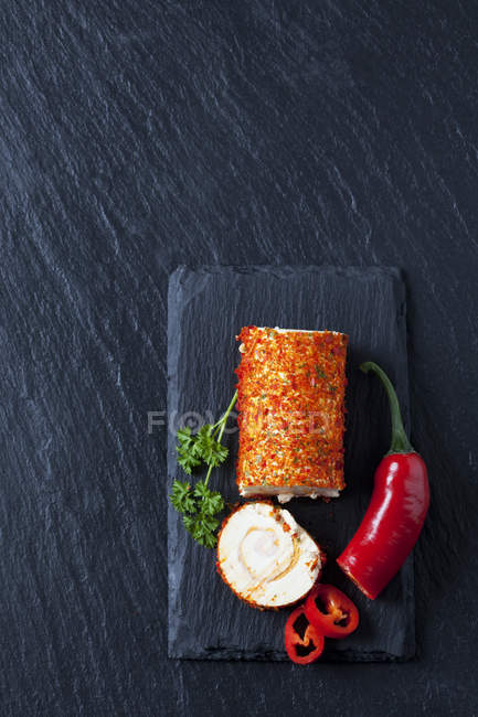 Rolo de creme de queijo com páprica e pimenta — Fotografia de Stock