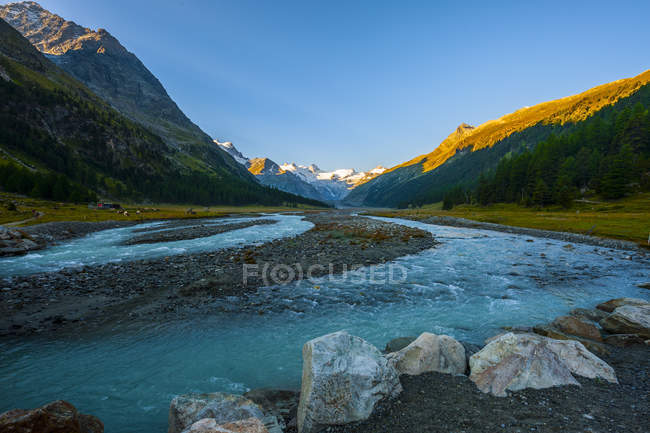 Льодовик Bernina і річка на сході сонця влітку, Roseg долина, Швейцарія — стокове фото