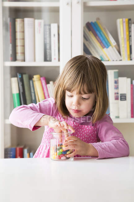 Ritratto di ragazza che prende la gelatina dal barattolo — Foto stock
