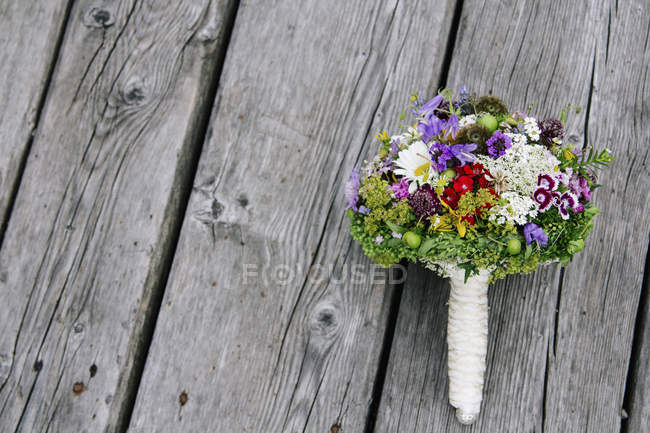 Bouquet da sposa su superficie di legno grigio — Foto stock