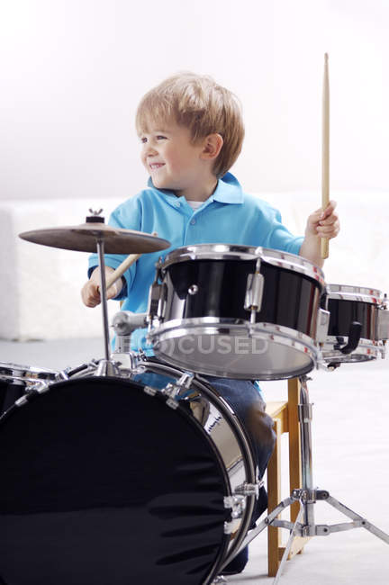 Sonriente Nino Tocando La Bateria Confianza Felicidad Stock Photo