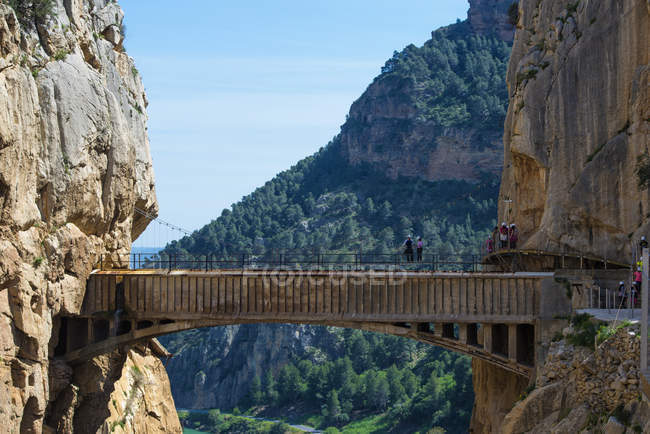 Spagna, Ardales, The King's Little Pathway, turisti in piedi sul skywalk guardando la vista — Foto stock