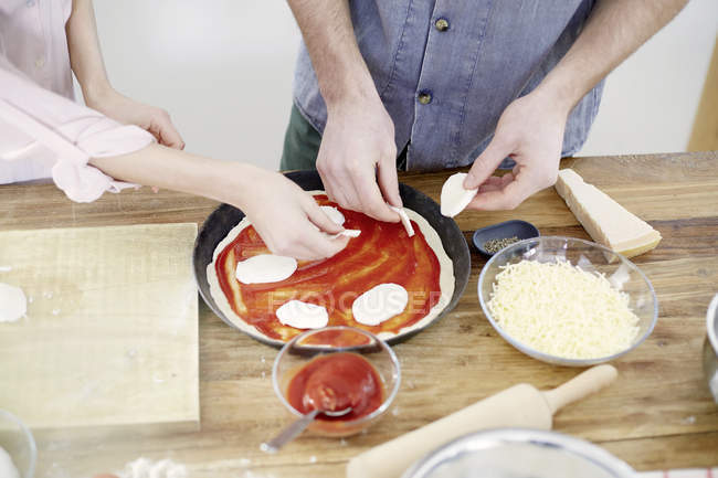 Casal preparando pizza na cozinha — Fotografia de Stock