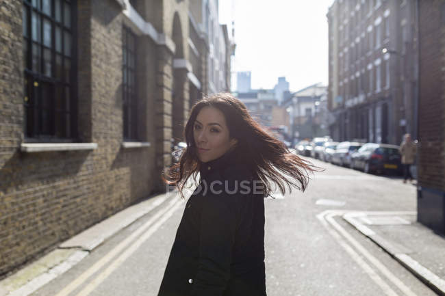 Retrato de una joven atractiva en la calle urbana - foto de stock