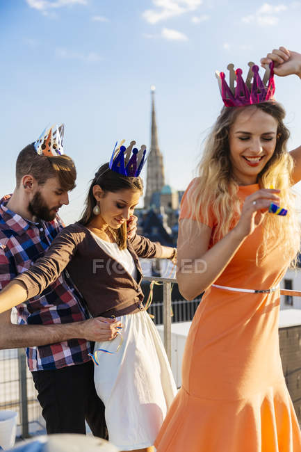 Австрия, Вена, Молодежь празднует на террасе на крыше — стоковое фото