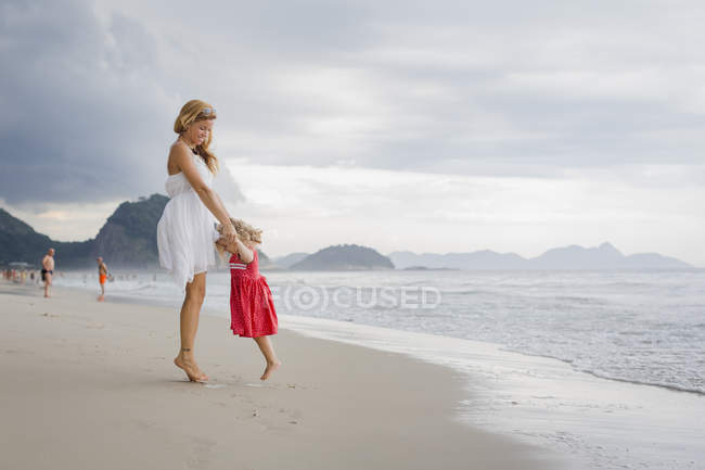 Brésil, Rio de Janeiro, mère et fille sur la plage de Copacabana — Photo de stock