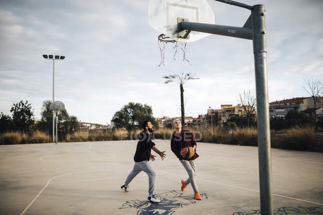 Giovani uomini che giocano a basket — Foto stock