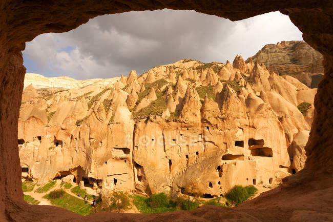 Турция, Каппадокия, Зелен, скалы в музее под открытым небом — стоковое фото