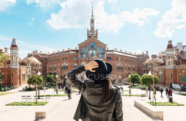 Іспанія, Барселона, жінка дивлячись Sant Pau модерн сайт — стокове фото