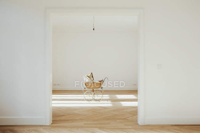 Kinderwagen im leeren Raum — Stockfoto