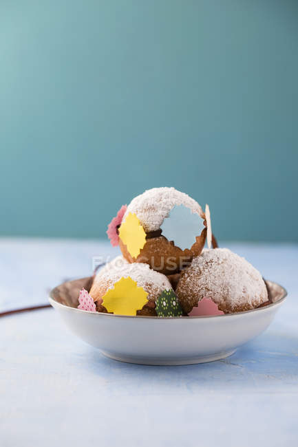 Kleine Quarkkekse mit Papierdekoration — Stockfoto